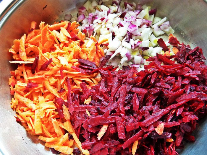 Куриная печень с овощами и гречкой