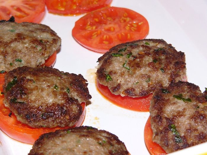 Котлеты, запеченные в помидорах, под соусом бешамель