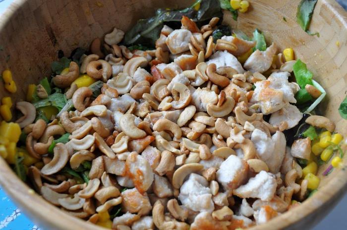 Салат с манго, курицей и кукурузой