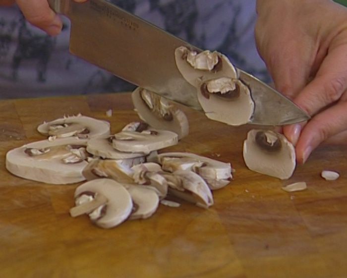 Бурый рис с грибами и зеленым горошком 
