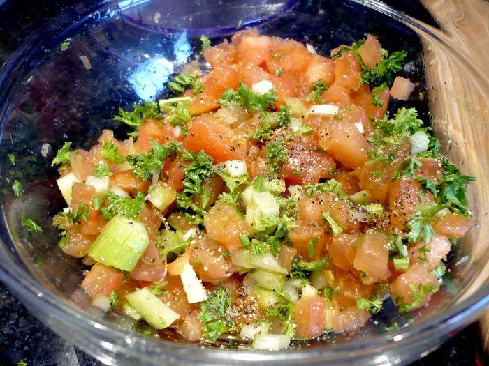 Финиковые куриные грудки с томатами и сельдереем