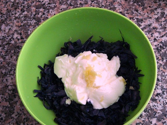 Салат из краснокочанной капусты с йогуртом и чесноком