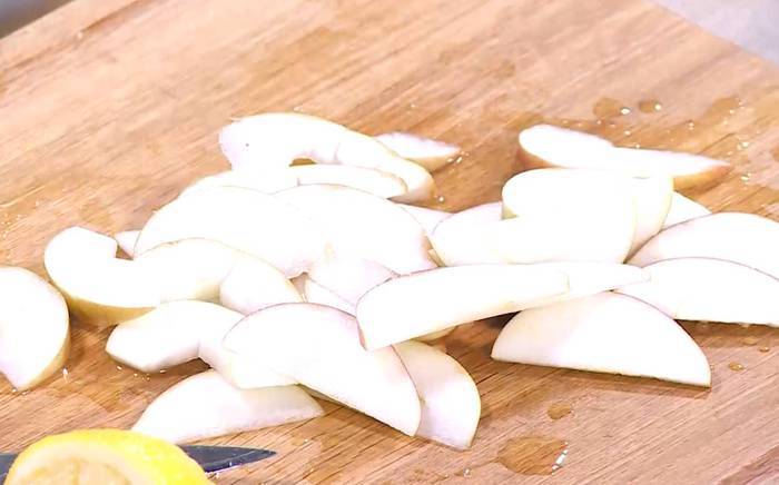 Салат из брюссельской капусты с яблоком и орехами