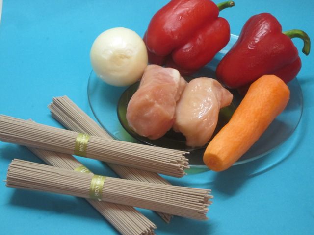 Соба с курицей и овощами