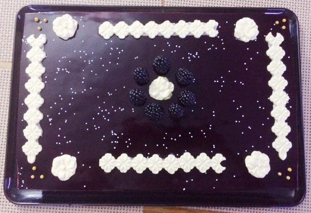 Торт-пирожное с клубникой и смородиной