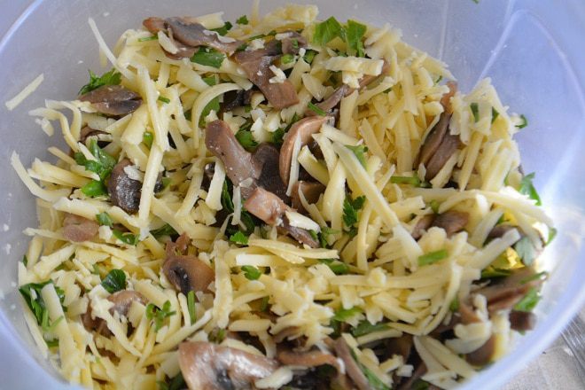 Блинный пирог с грибами и сыром