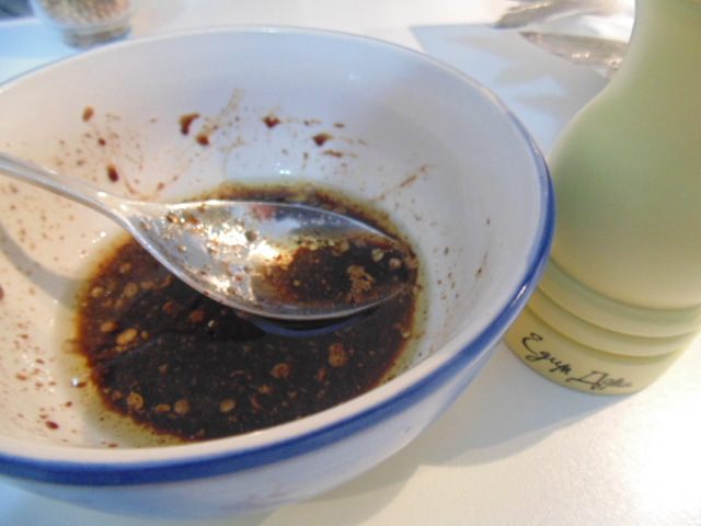 Запеченная в порее дорада с луком-пореем