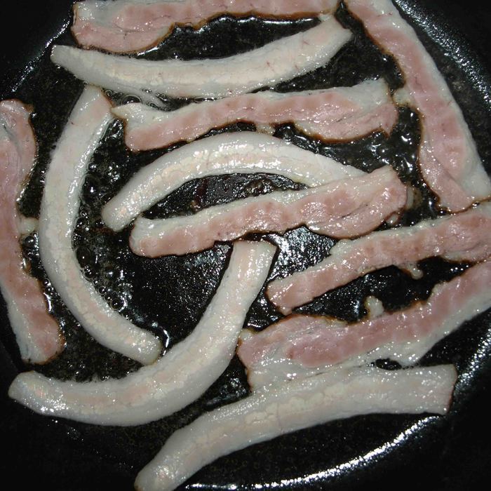 Пирог с беконом и яйцами