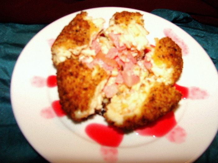 Сырные шарики с начинкой в ореховой панировке под &amp;quot;пьяной&amp;quot; клюквой