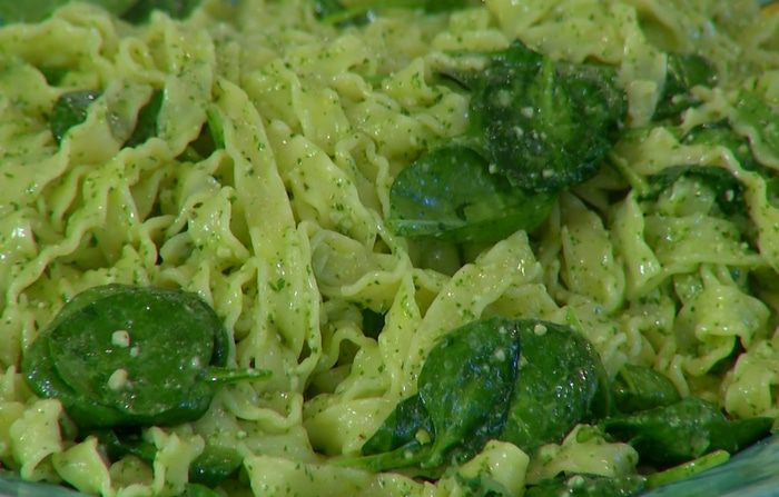Паста с кетой, шпинатом и соусом песто