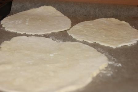 Лепешки из творожного теста с помидором и моцареллой