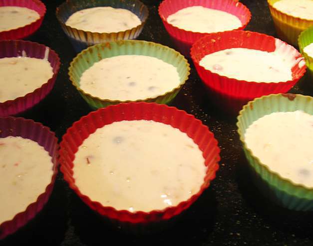 Воздушные кексы со смородиной