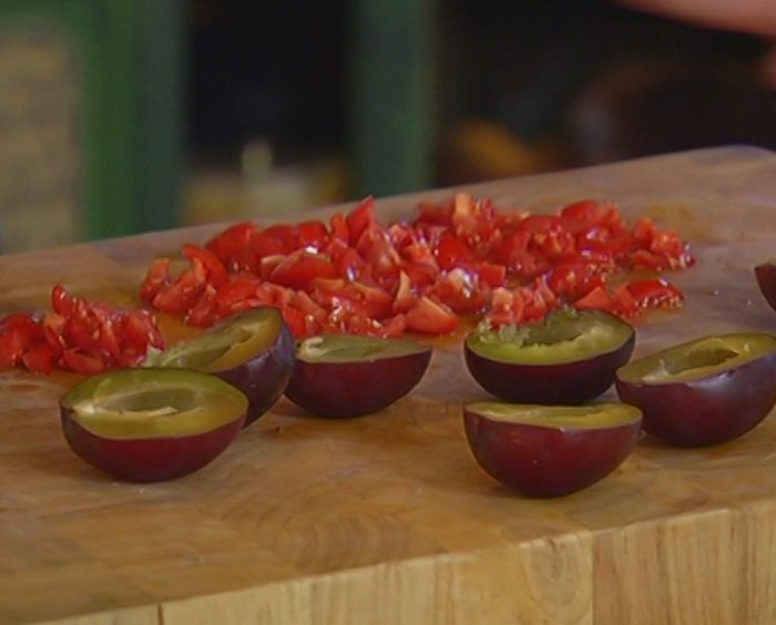 Салат из фасоли с беконом и сливами на гриле