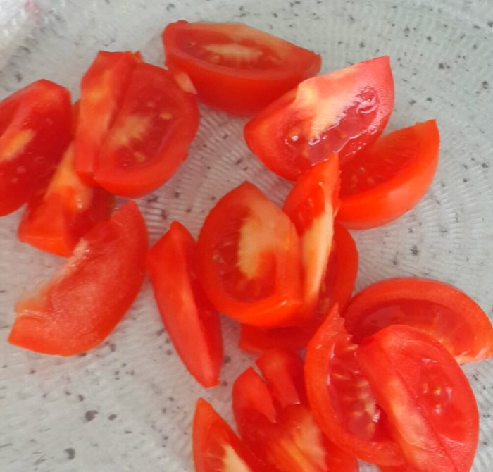 Салат с сыром и зеленым соусом