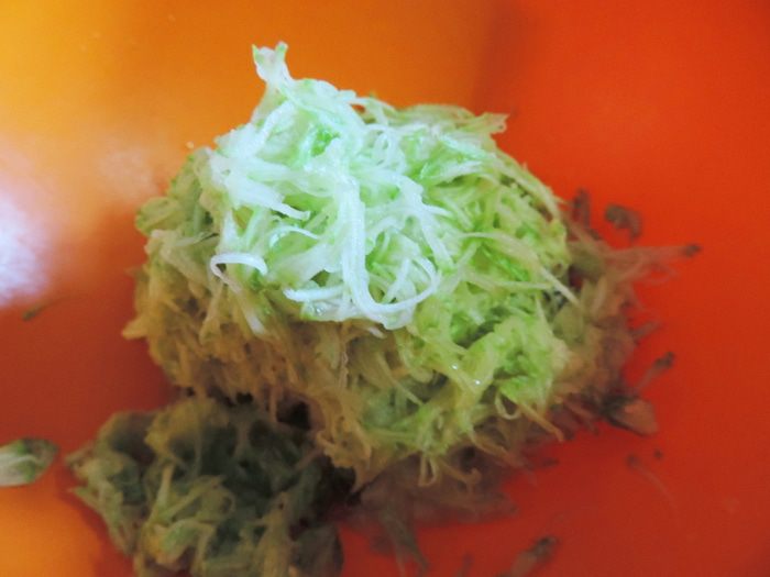 Закусочные кабачковые кексы с творогом, сыром и зеленью
