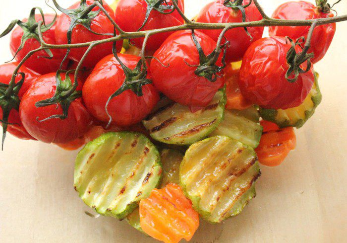 Теплый салат с пастой джирандоле и запеченными овощами