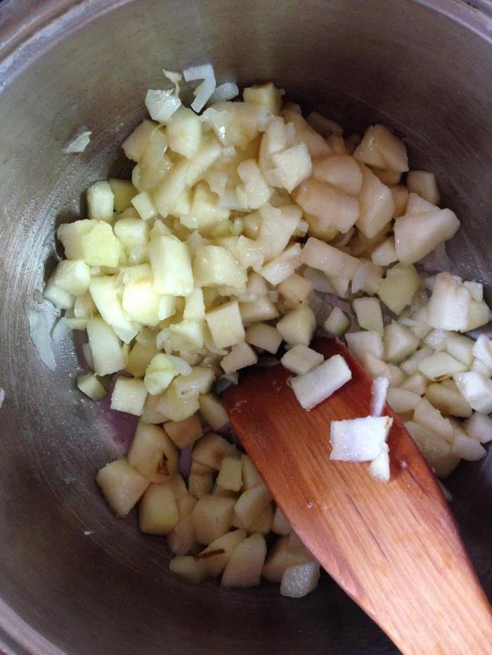 Сырный суп с грушей и грецкими орехами