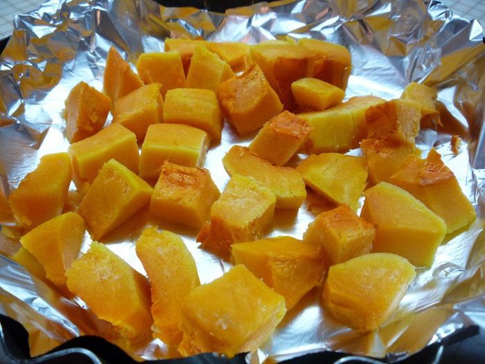 Блинные рулетики из тыквы с копченостями и йогуртом