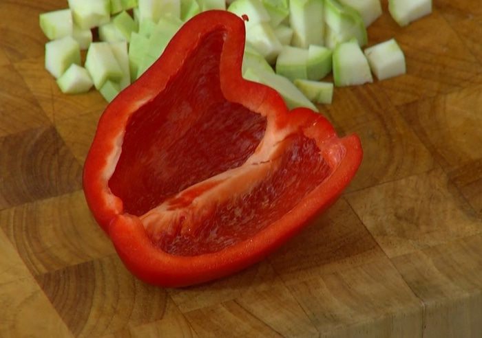 Салат с чечевицей, полбой и овощами