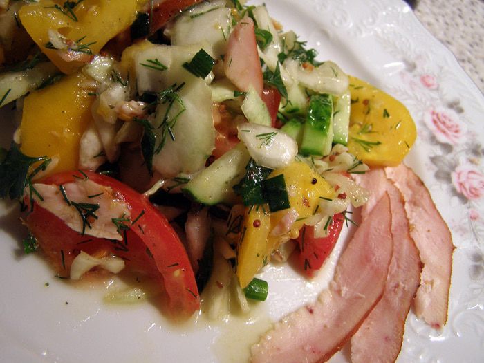 Салат из свежих овощей и копчёной куриной грудки