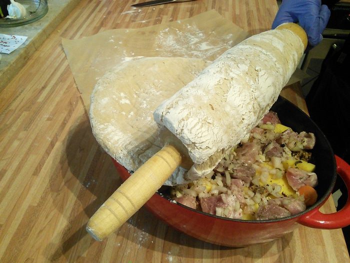 Слоёное рагу из мяса и овощей под хлебной корочкой (Baeckeoffe) 