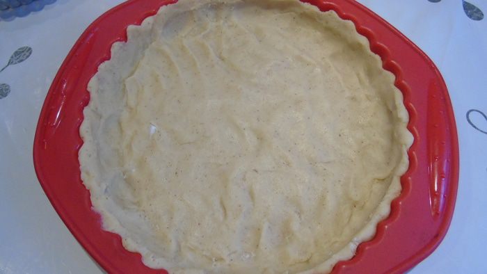 Тарт с шоколадным кремом и сливами