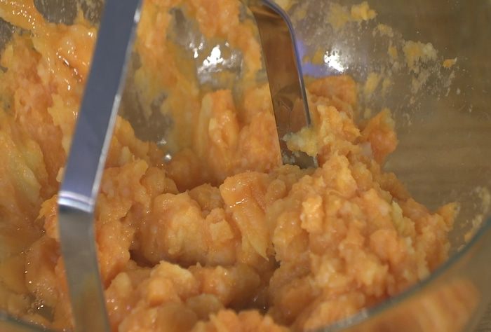 Картофельные оладьи и запеченный перец с сосисками 