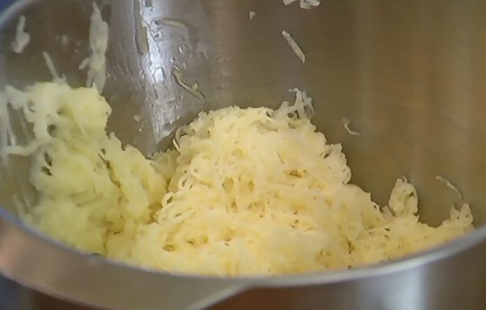 Овощные драники с селедкой