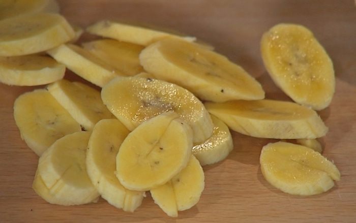 Кофейный десерт со взбитыми сливками и орехами пекан 