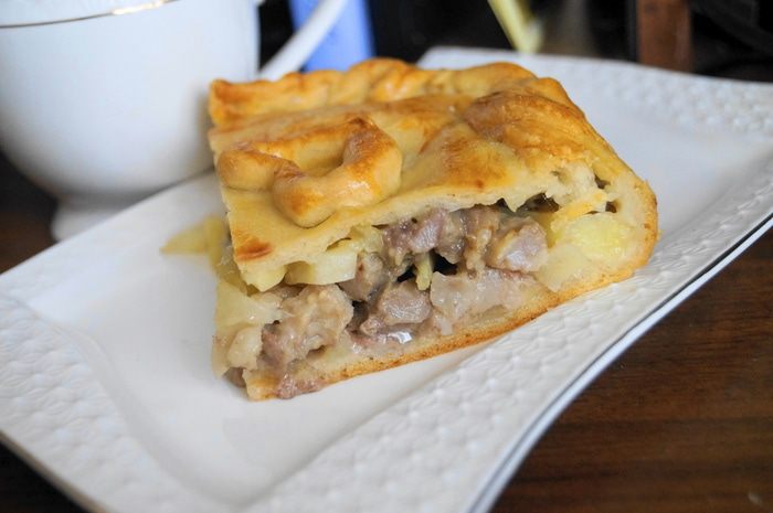 Пирог с мясом и картофелем под сыром