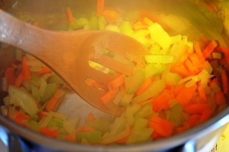 Согревающая чечевичная похлебка с копчеными сосисками 