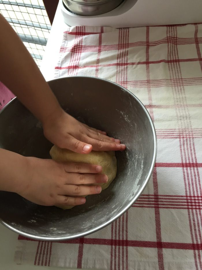 Яблочно-сливовый штрудель с ванильным соусом