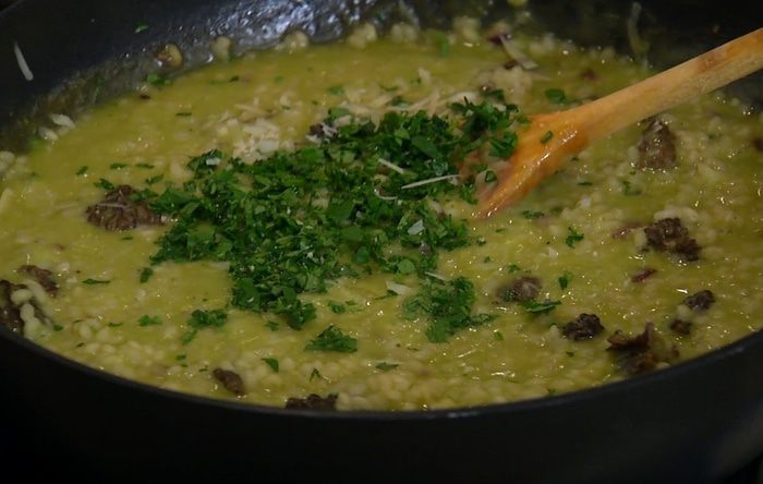 Рисовая каша со сморчками и зеленым горошком