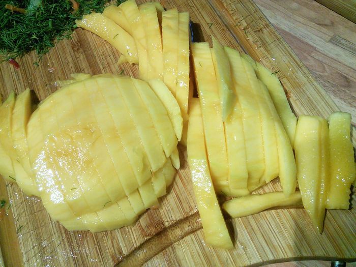 Капустный салат с манго 