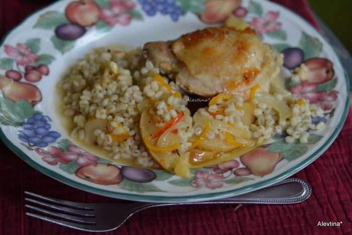 Куриные бедрышки с яблоками и перловкой