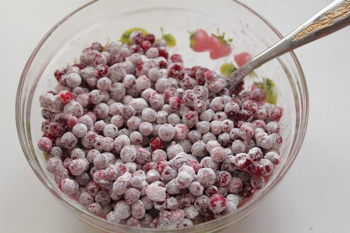 Тарт с белым шоколадом и брусникой