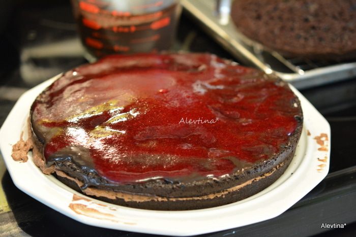 Шоколадный торт с клюквой