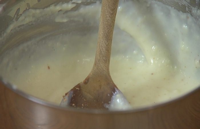 Блины с творогом, пореем и семгой под соусом бешамель