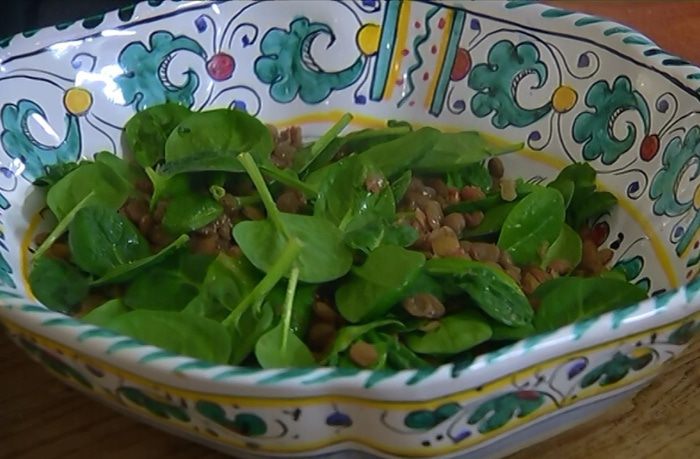 Семга с чечевицей, шпинатом и луком-пореем 