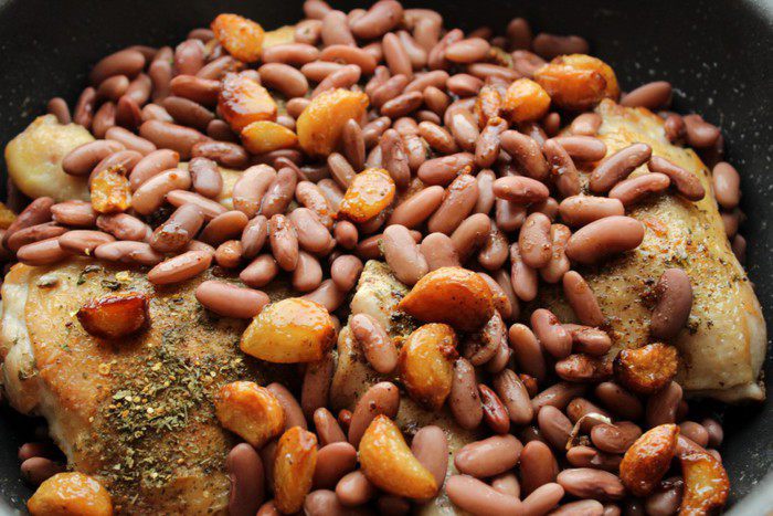 Рагу из курицы с фасолью и запеченным чесноком