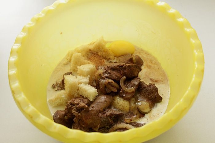 Пате из куриной печени с черной смородиной