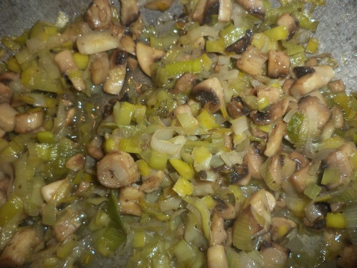 Киш с шампиньонами, луком-пореем и помидорами
