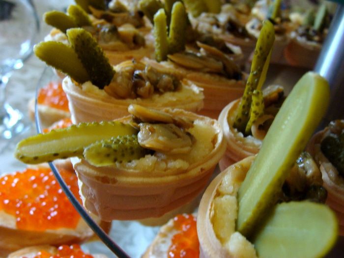 Тарталетки с сыром и копчеными ракушками