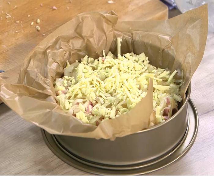Быстрый пирог с ветчиной, луком и сыром 