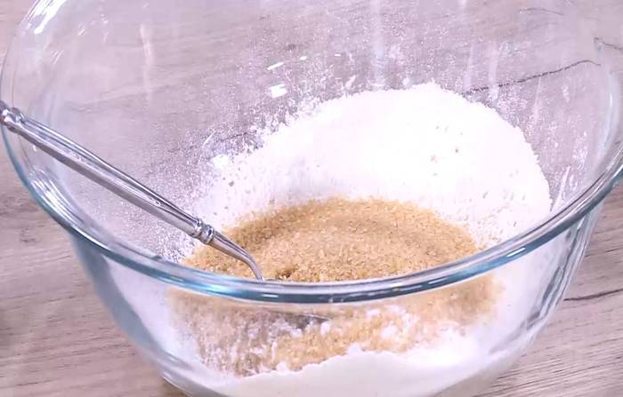 Кекс на арахисовом масле с яблоком и шоколадом