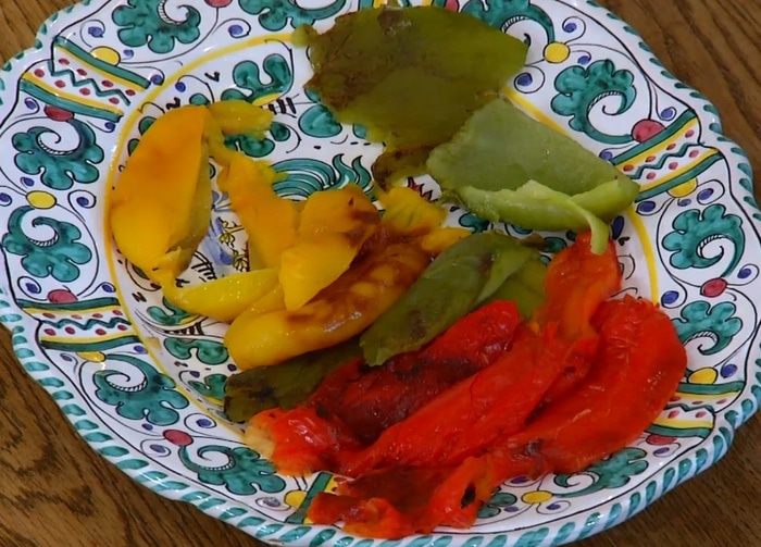 Куриные ножки на гриле со сладким перцем и каперсами  