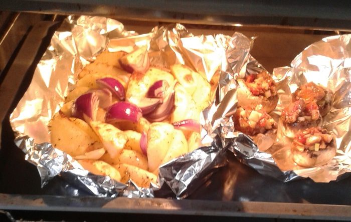 Картофель, запеченный с красным луком и фаршированными грибами