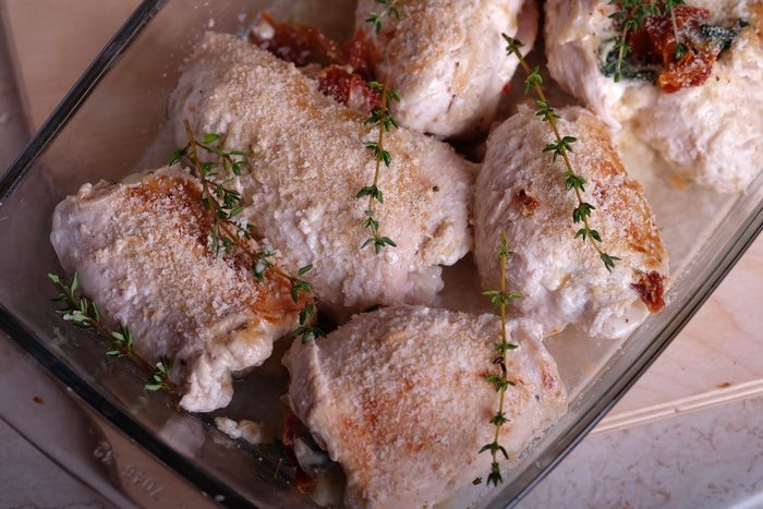 Куриные рулеты с моцареллой, шпинатом и вялеными томатами