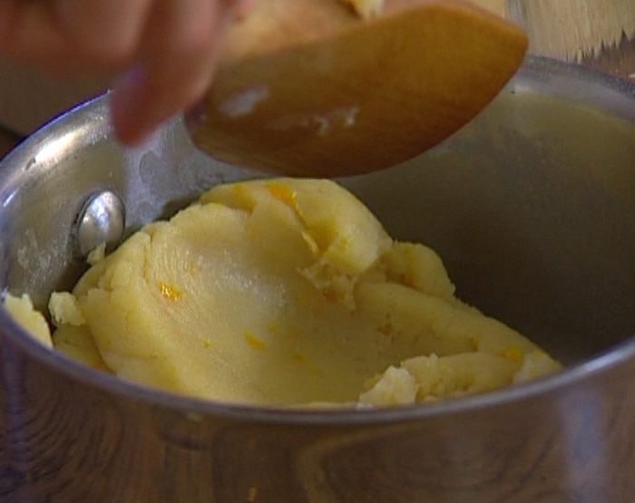 Апельсиновые пончики с шоколадным соусом