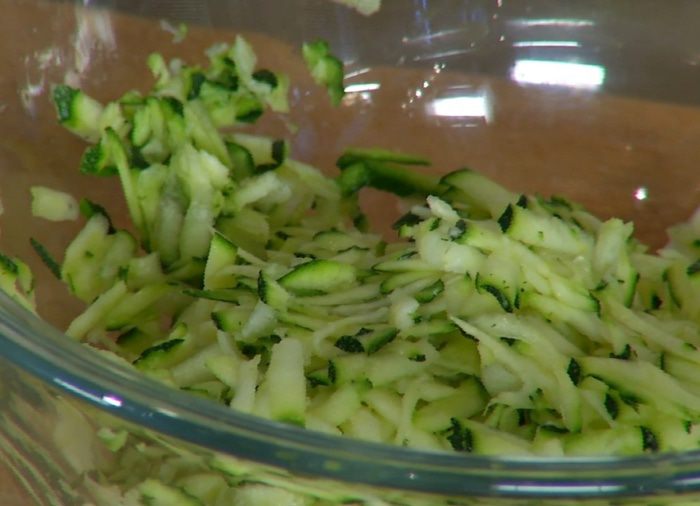 Оладушки из цукини с яйцами и карамелизированным луком 